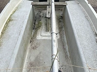 Zeilboot met gegalvaniseerde trailer en aanhangmotor, frankrijk, open zeilboot, oranje - afbeelding 14 van  23