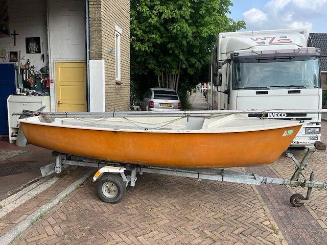 Zeilboot met gegalvaniseerde trailer en aanhangmotor, frankrijk, open zeilboot, oranje - afbeelding 15 van  23