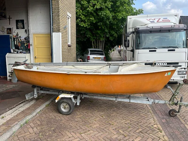 Zeilboot met gegalvaniseerde trailer en aanhangmotor, frankrijk, open zeilboot, oranje - afbeelding 16 van  23