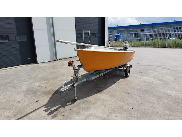 Zeilboot met gegalvaniseerde trailer en aanhangmotor, frankrijk, open zeilboot, oranje - afbeelding 12 van  23