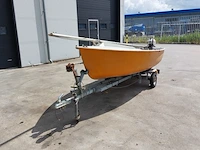 Zeilboot met gegalvaniseerde trailer en aanhangmotor, frankrijk, open zeilboot, oranje - afbeelding 12 van  23