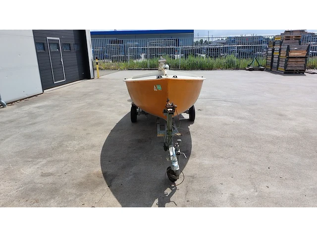Zeilboot met gegalvaniseerde trailer en aanhangmotor, frankrijk, open zeilboot, oranje - afbeelding 17 van  23