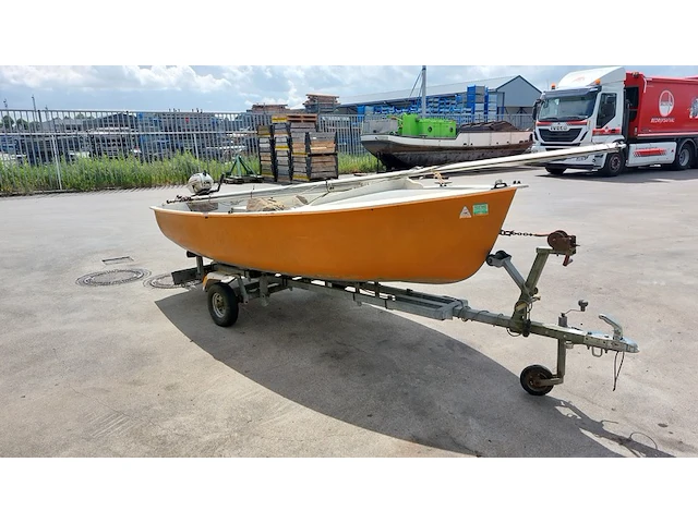 Zeilboot met gegalvaniseerde trailer en aanhangmotor, frankrijk, open zeilboot, oranje - afbeelding 18 van  23