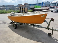 Zeilboot met gegalvaniseerde trailer en aanhangmotor, frankrijk, open zeilboot, oranje - afbeelding 18 van  23