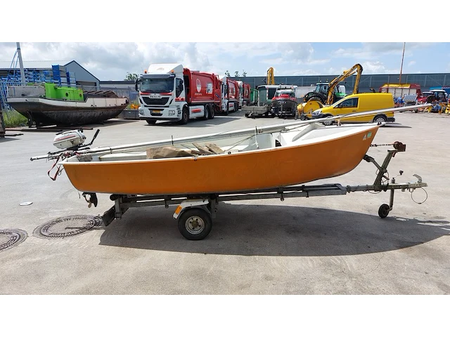 Zeilboot met gegalvaniseerde trailer en aanhangmotor, frankrijk, open zeilboot, oranje - afbeelding 19 van  23