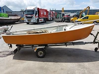 Zeilboot met gegalvaniseerde trailer en aanhangmotor, frankrijk, open zeilboot, oranje - afbeelding 19 van  23