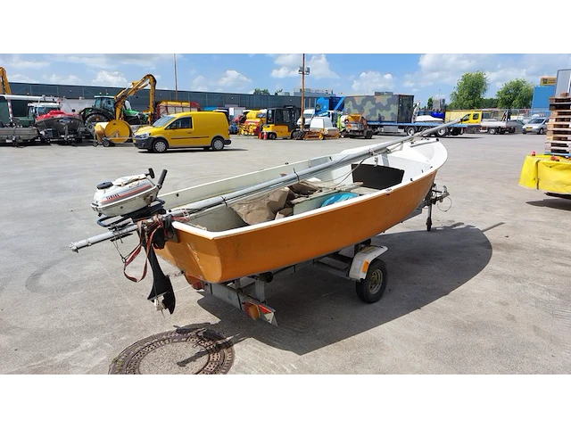Zeilboot met gegalvaniseerde trailer en aanhangmotor, frankrijk, open zeilboot, oranje - afbeelding 20 van  23
