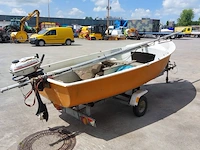 Zeilboot met gegalvaniseerde trailer en aanhangmotor, frankrijk, open zeilboot, oranje - afbeelding 20 van  23