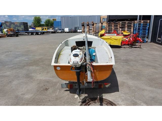 Zeilboot met gegalvaniseerde trailer en aanhangmotor, frankrijk, open zeilboot, oranje - afbeelding 21 van  23