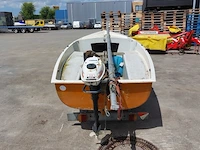 Zeilboot met gegalvaniseerde trailer en aanhangmotor, frankrijk, open zeilboot, oranje - afbeelding 21 van  23