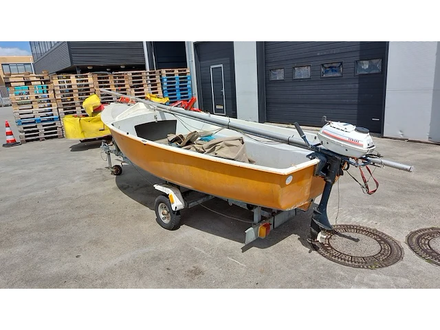 Zeilboot met gegalvaniseerde trailer en aanhangmotor, frankrijk, open zeilboot, oranje - afbeelding 22 van  23