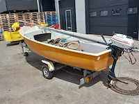 Zeilboot met gegalvaniseerde trailer en aanhangmotor, frankrijk, open zeilboot, oranje - afbeelding 22 van  23