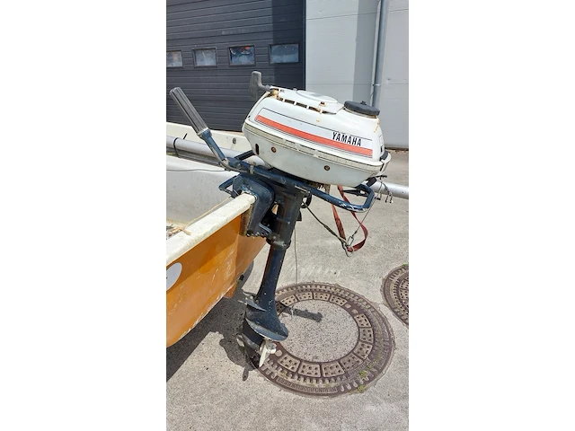 Zeilboot met gegalvaniseerde trailer en aanhangmotor, frankrijk, open zeilboot, oranje - afbeelding 23 van  23