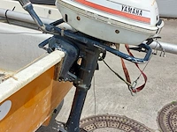 Zeilboot met gegalvaniseerde trailer en aanhangmotor, frankrijk, open zeilboot, oranje - afbeelding 23 van  23