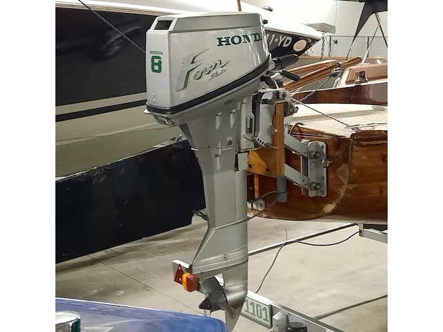 Zeilboot op trailer met honda 8 pk buitenboordmotor - afbeelding 18 van  35