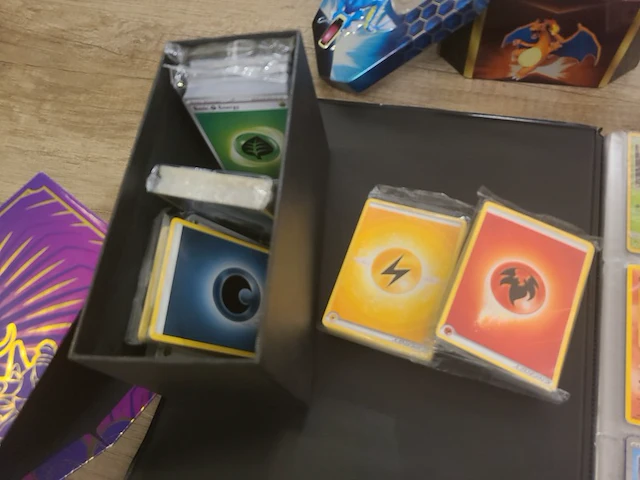 Zeldzame pokémon kaarten in map, deckbox (gevuld) xl kaarten, promo kaarten en meer - afbeelding 24 van  26