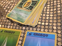 Zeldzame pokémon kavel met gewaardeerde charizard v (psa 9 – 2022 brilliant stars #017/172) + oude kaarten en meer - afbeelding 7 van  10