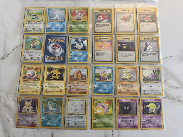Zeldzame verzameling vintage pokemon kaarten met o.a. 1999 holo charizard - afbeelding 2 van  8