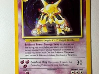 Zeldzame verzameling vintage pokemon kaarten met o.a. 1999 holo charizard - afbeelding 6 van  8