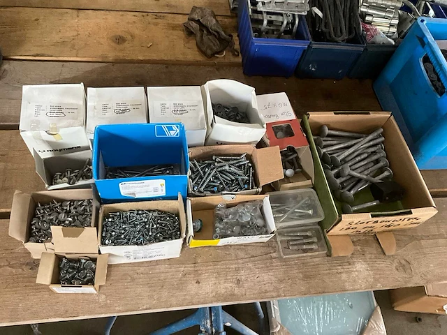 Zelftappers, slotbouten, afdekkappen - afbeelding 1 van  6