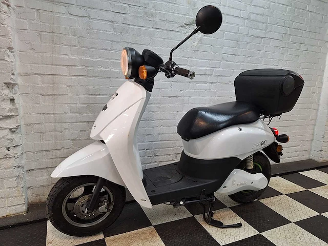 Zerobikes e01 city 25 km elektrische snorscooter - afbeelding 2 van  7
