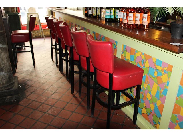 Zes barkrukken met kunstlederen bekleding. - afbeelding 1 van  2