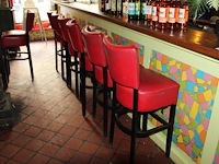 Zes barkrukken met kunstlederen bekleding.