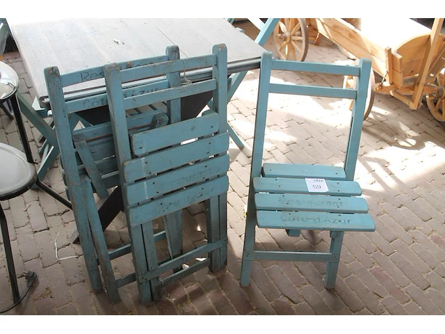 Zes blauwe houten bistrostoeltjes. - afbeelding 1 van  2