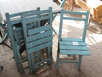 Zes blauwe houten bistrostoeltjes. - afbeelding 1 van  2