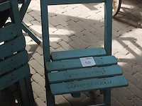 Zes blauwe houten bistrostoeltjes. - afbeelding 2 van  2