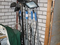 Zes bouwlampen op statief in verschillende maten en uitvoeringen. - afbeelding 2 van  2