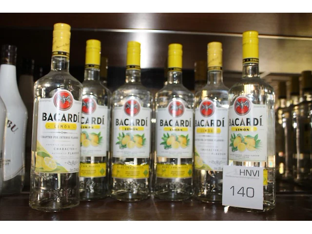 Zes flessen bacardi lemon. - afbeelding 1 van  2