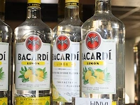 Zes flessen bacardi lemon. - afbeelding 2 van  2