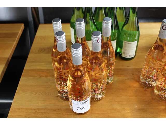 Zes flessen rose laroche. - afbeelding 1 van  2