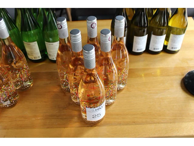 Zes flessen rose laroche. - afbeelding 1 van  2