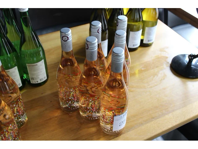 Zes flessen rose laroche. - afbeelding 2 van  2
