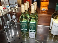 Zes flessen witte wijn chardonnay. - afbeelding 1 van  2