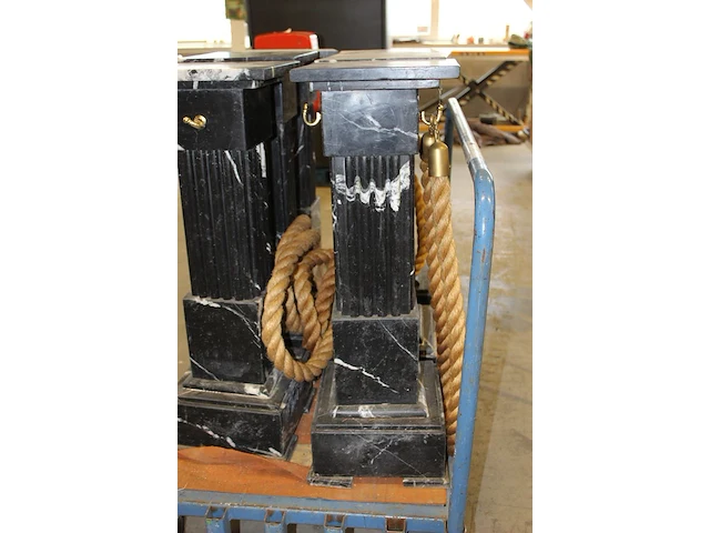 Zes hardstenen pilaren 29 x 29 x 88 cm met gebruikssporen. - afbeelding 3 van  3