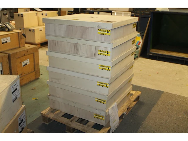 Zes houten kisten 80 x 80 x 19 cm vermoedelijk gevuld met hanglampen op pallet. - afbeelding 1 van  2