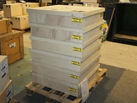 Zes houten kisten 80 x 80 x 19 cm vermoedelijk gevuld met hanglampen op pallet. - afbeelding 1 van  2