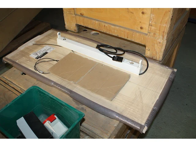 Zes houten kisten voornamelijk 80 x 60 x 60 cm waarvan een aantal gevuld met spots, pendelarmaturen en beka... - afbeelding 3 van  3