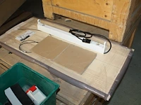 Zes houten kisten voornamelijk 80 x 60 x 60 cm waarvan een aantal gevuld met spots, pendelarmaturen en beka... - afbeelding 3 van  3