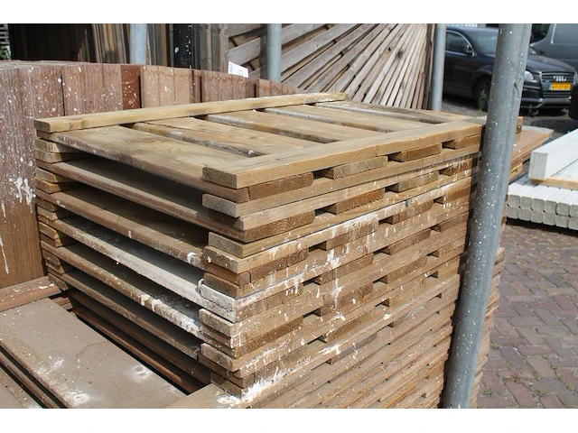 Zes houten tuinhekken in metalen bok. afmeting 86,5 x 57 cm. let op: exclusief metalen bok. - afbeelding 2 van  3