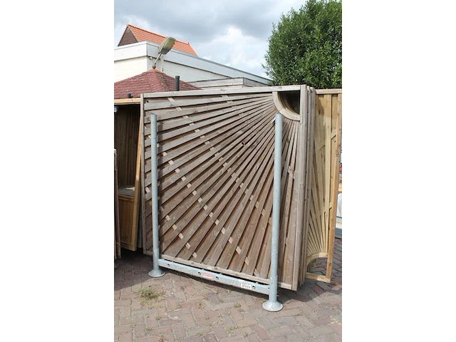 Zes houten zontuinschermen. afmeting 180 x180 cm. - afbeelding 2 van  3