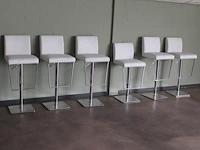 Zes in hoogte verstelbare barkrukken met metalen onderstel.