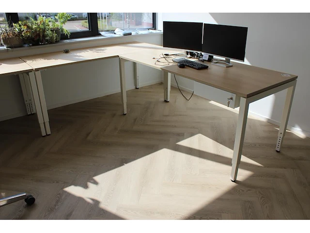Zes in hoogte verstelbare werktafels. afmeting 180 x 80 - afbeelding 2 van  3