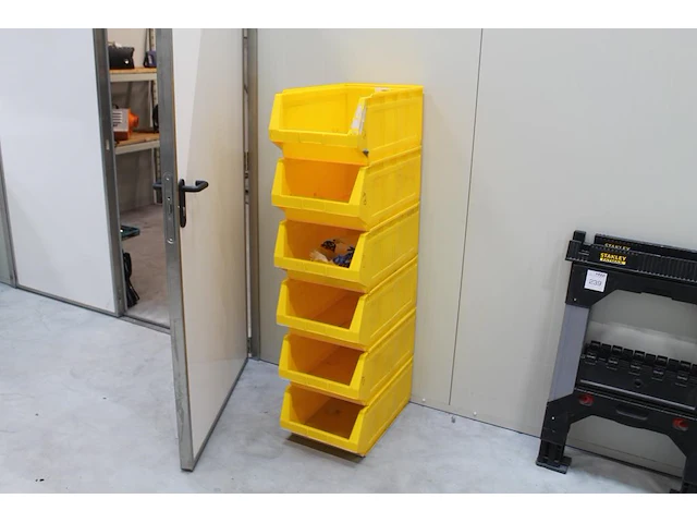 Zes kunststof stapelbakken ekwo met afmeting 36 x 60 x 24 cm. - afbeelding 1 van  2