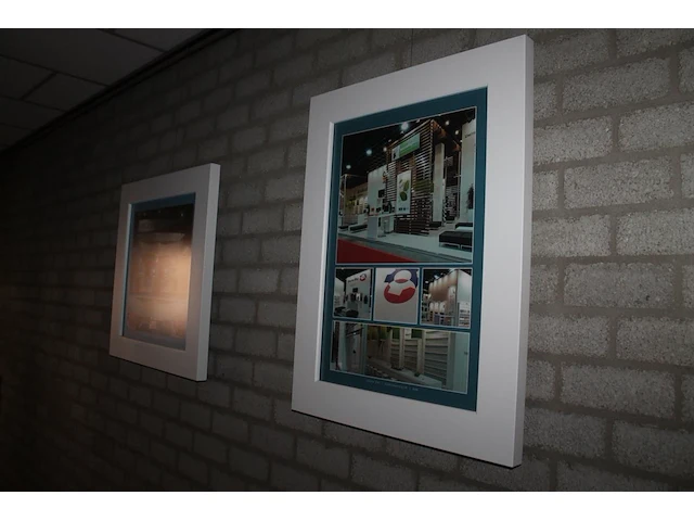 Zes lijsten met beursprints en reclameopdruk. afmetingen twee maal 72 x 72 cm en vier maal 65 x 85 cm. - afbeelding 2 van  4