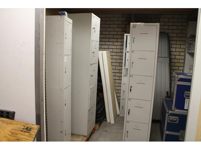 Zes lockerkasten met beschadigingen - afbeelding 1 van  3