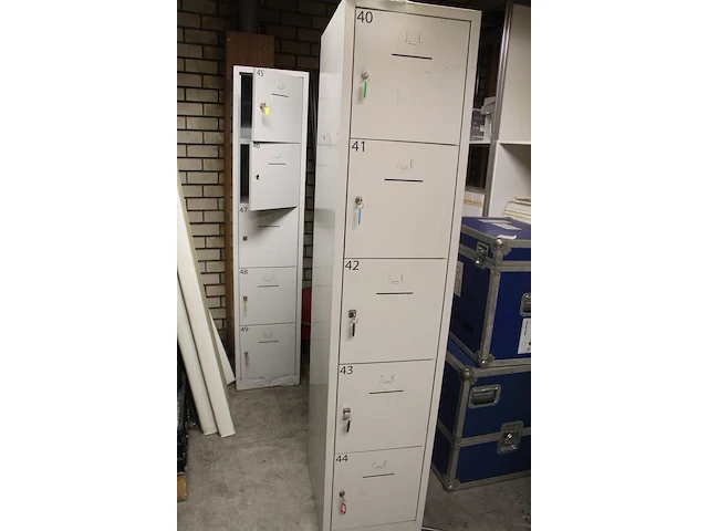 Zes lockerkasten met beschadigingen - afbeelding 3 van  3